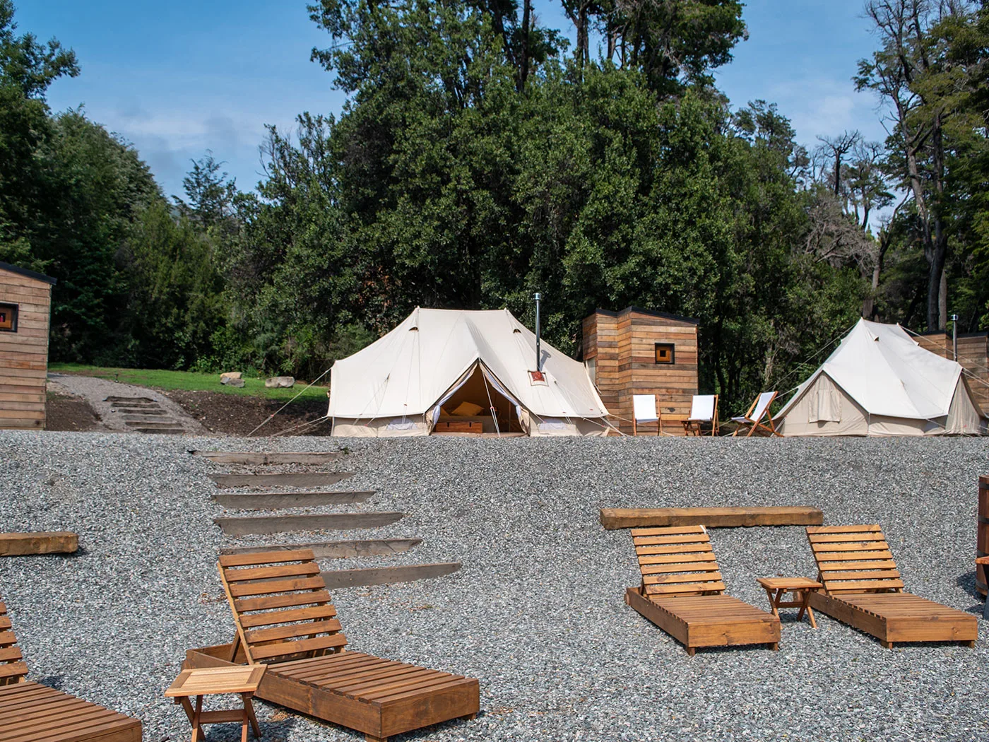 Glamping exterior junto al lago